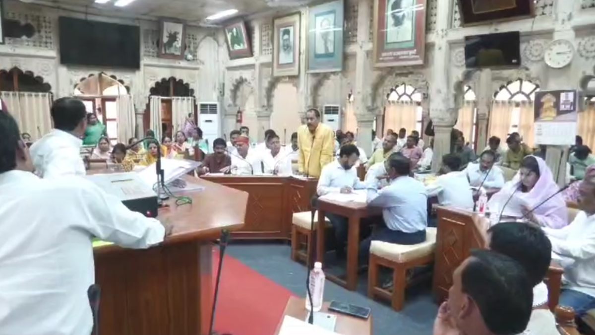 नगर निगम परिषद की बैठक में हंगामा: महापौर की मौलिक निधि बढ़ाने पर हुई बहस, आमने-सामने हुई बीजेपी और कांग्रेस 