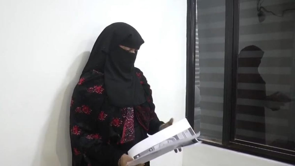 पति सोशल मीडिया पर कर रहा बदनाम: SP की जनसुनवाई में पहुंची महिला, पीड़िता ने न्याय की लगाई गुहार 