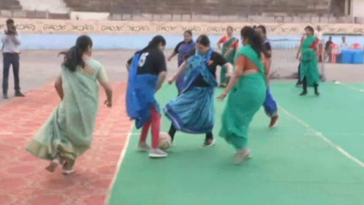 ‘नारी’ साड़ी में भी भारी… Saree पहनकर महिलाओं ने खेला फुटबॉल, Goal दागते देख दांतों तले उंगली दबाने लगे दर्शक
