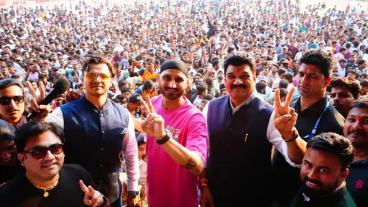 सुरखी में क्रिकेट का महाकुंभ: क्रिकेटर हरभजन सिंह ने मंत्री गोविंद राजपूत के साथ देखा फाइनल मैच, विनर को सौंपी ट्रॉफी 