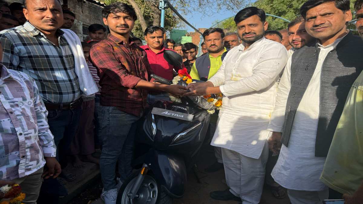 उपनेता प्रतिपक्ष ने मेधावी छात्र को अपनी सैलरी से दी स्कूटी, कांग्रेस ने कहा- भाजपा सरकार छात्रों के साथ कर रही विश्वासघात