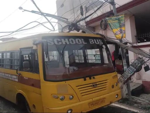स्कूली बच्चों से भरी बस पर गिरा बिजली का खंभा, बड़ा हादसा टला