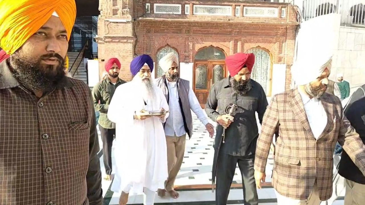 अकाल तख्त के पूर्व जत्थेदार रघुबीर सिंह दरबार साहिब में हुए नतमस्तक