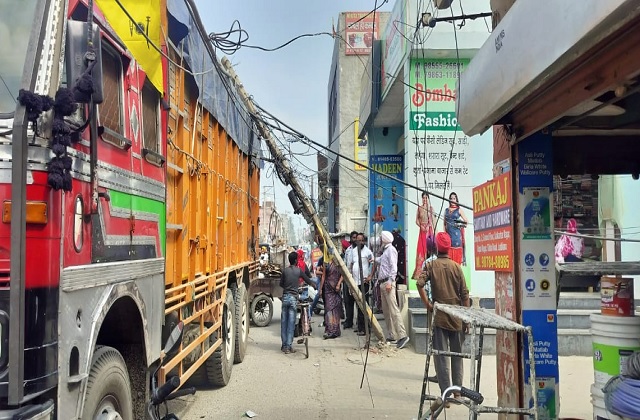 नजर आई बिजली विभाग की लापरवाही, बाजार में गिरा बिजली का खंबा