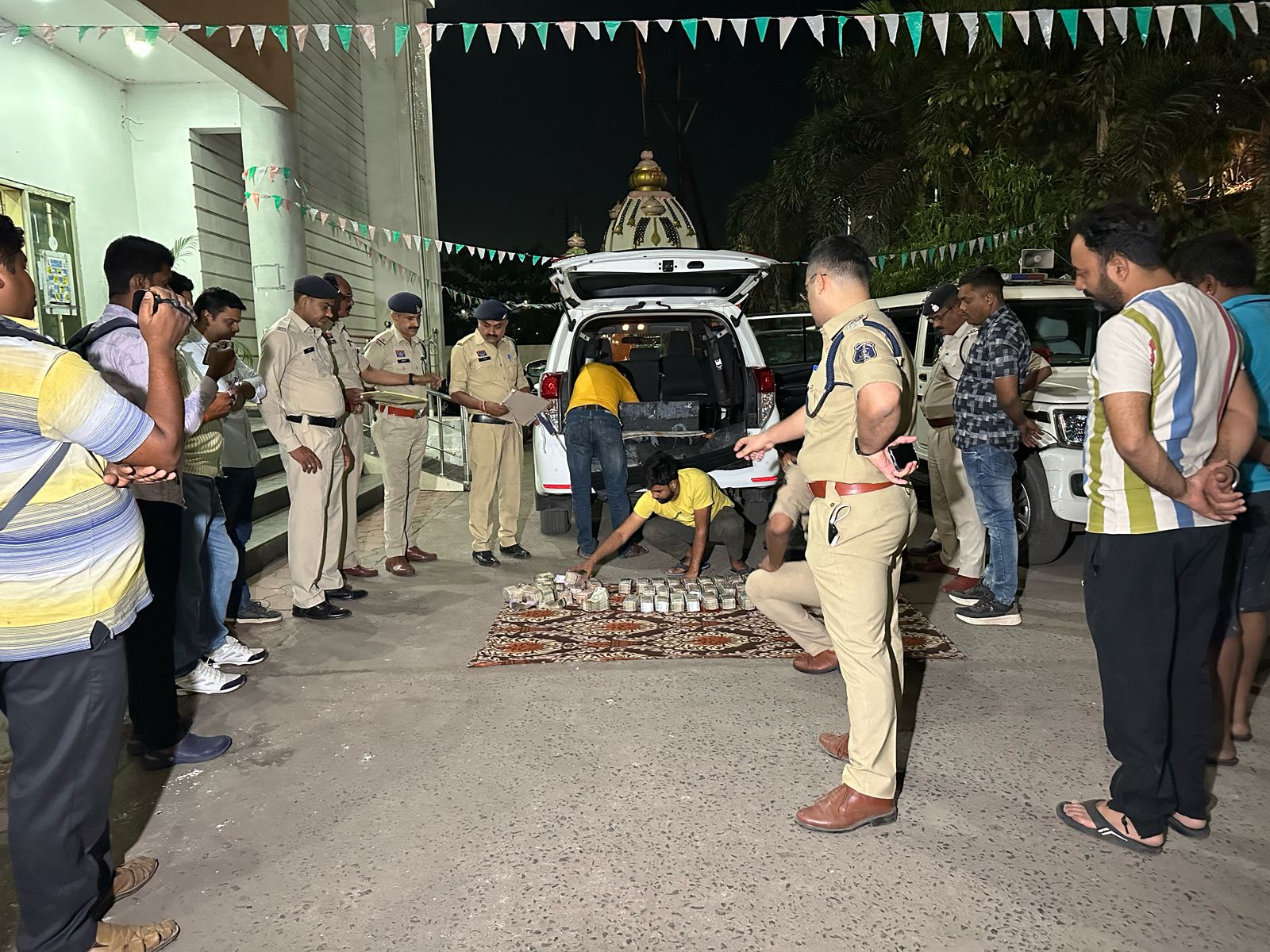 CG BREAKING: चेकिंग के दौरान पुलिस को मिली बड़ी सफलता, इनोवा कार से 4 करोड़ से अधिक नगद बरामद