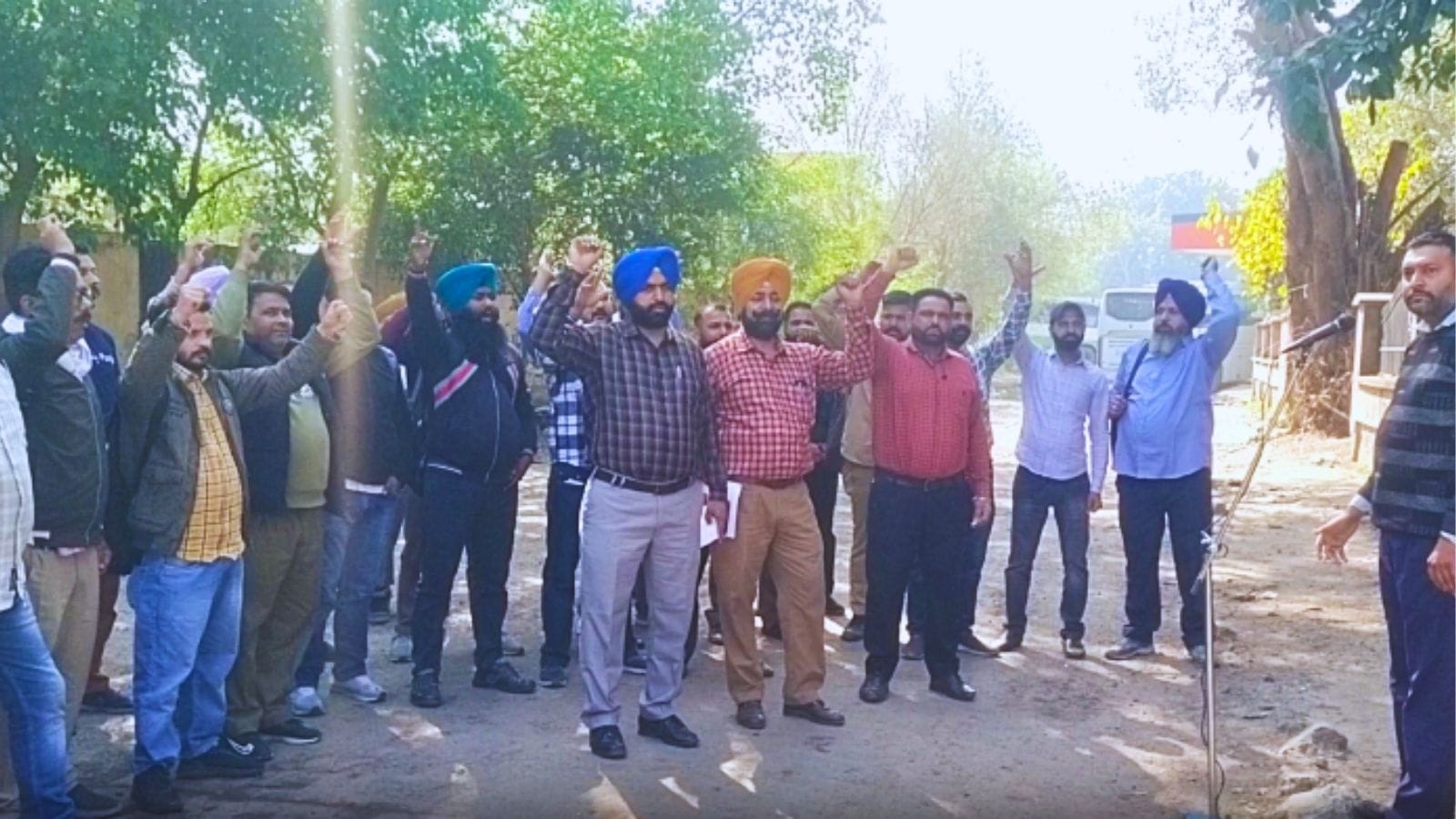 जालंधर : बस कर्मी ने खोला मोर्चा, सरकार पर जताई नाराजगी