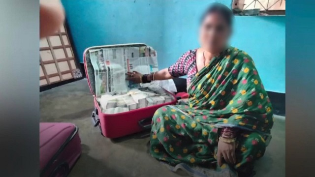 ओडिशा : एक महिला के घर से सोने का हाथी, 20 किलो सोना और नकदी से भरा ट्रॉली बैग जब्त