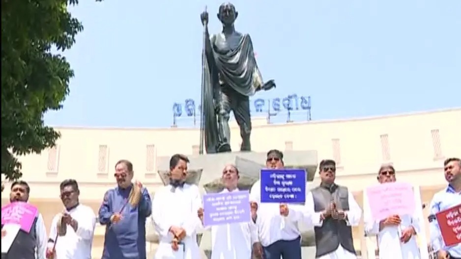 ओडिशा विधानसभा में अनुचित व्यवहार के कारण 12 कांग्रेस विधायक निलंबित