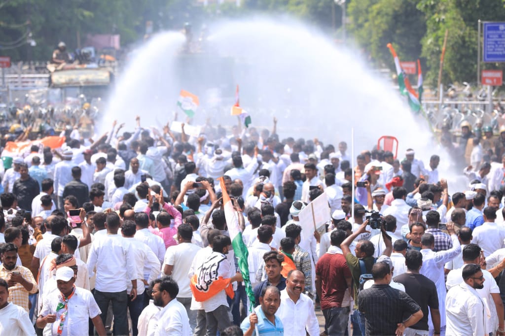 भुवनेश्वर : कांग्रेस प्रदर्शनकारियों को तितर-बितर करने के लिए आंसू गैस और पानी की बौछारों का किया गया इस्तेमाल