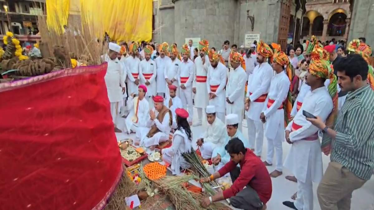 इंदौर के राजवाड़ा में सरकारी होलिका का दहन: होलकर राजवंश ने की पूजा, 1100 कंडों में चंदन की लकड़ी का भी इस्तेमाल, देवी अहिल्या बाई की गद्दी पर चांदी की पिचकारी से डाला रंग
