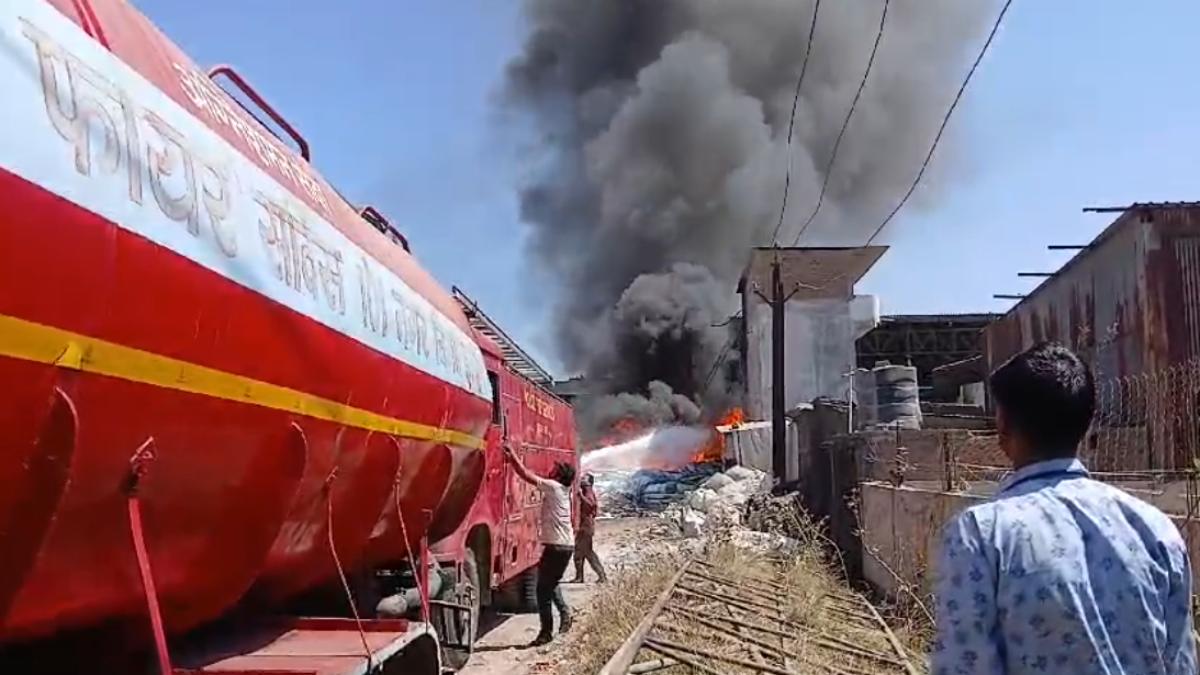 गैस प्लांट से 100 मीटर दूर प्लास्टिक फैक्ट्री में लगी आग, लाखों का माल जलकर खाक, बड़ा हादसा टला