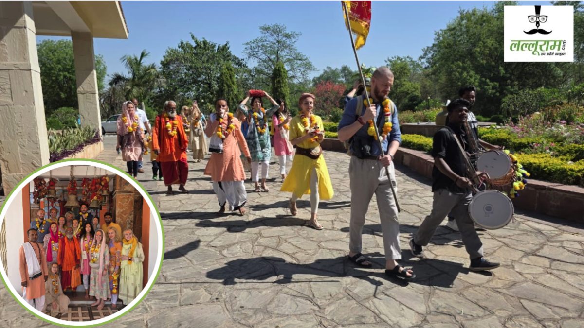 सनातन संस्कृति के मुरीद हुए विदेशी पर्यटक: मंदिर में माता का जल से अभिषेक कर किया हवन, हाथ में ध्वज लेकर निकाली कलश यात्रा 