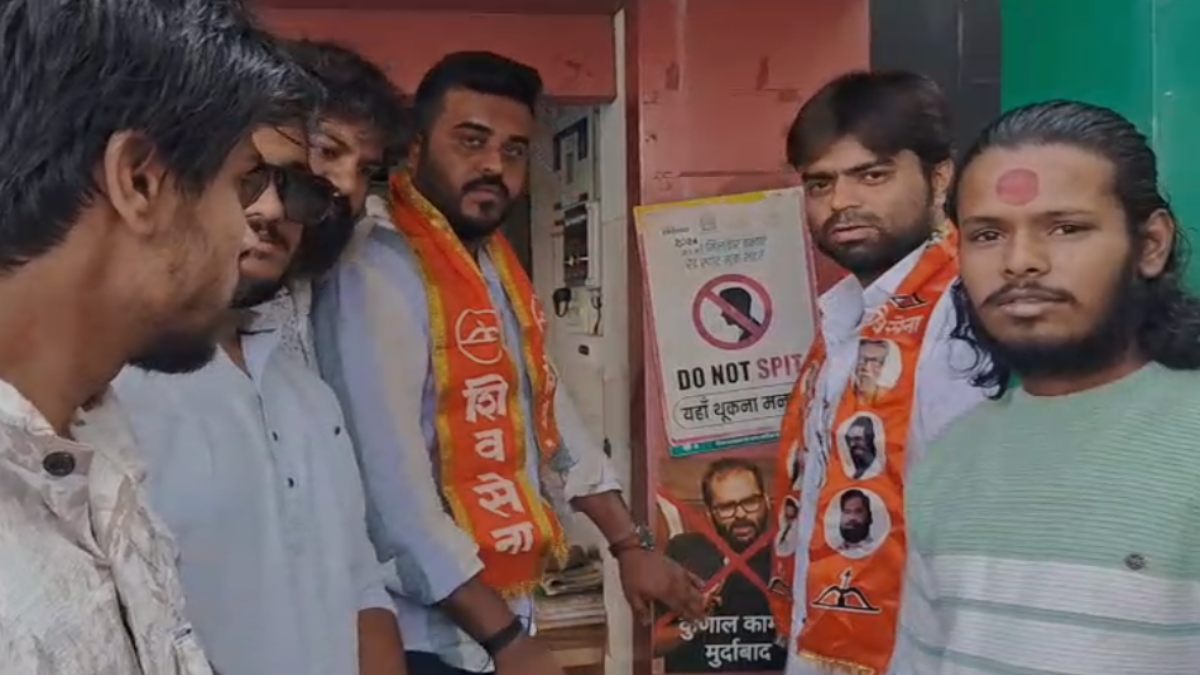 कुणाल कामरा के विवादित टिप्पणी से भड़के शिवसेना के कार्यकर्ता, इंदौर में निगम शौचालय पर लगाए कॉमेडियन के पोस्टर