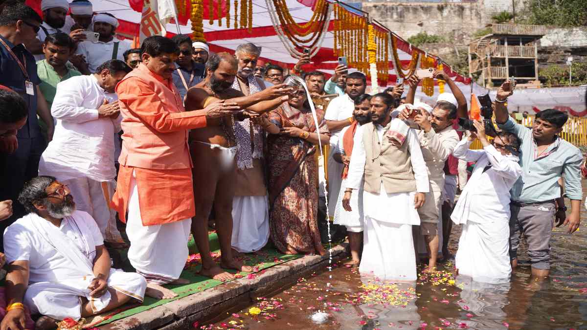 खंडवा पहुंचे सीएम डॉ मोहन: संत दादा गुरु की नर्मदा परिक्रमा समापन कार्यक्रम में हुए शामिल, कहा- महाकाल लोक की तर्ज पर बनेगा ओंकारेश्वर लोक