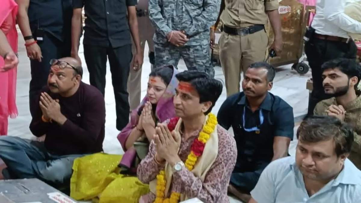 बेटी की शादी के बाद उज्जैन पहुंचे कवि कुमार विश्वास: भगवान महाकाल के किए दर्शन, कहा- मेरे ऊपर हमेशा बाबा महाकालेश्वर की कृपा बरसी