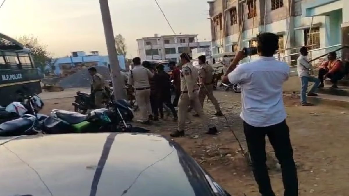 Mauganj ASI Murder Case: हत्याकांड में शामिल 20 आरोपी गिरफ्तार, इनमें कई महिलाएं भी शामिल, पुलिस की धरपकड़ जारी 