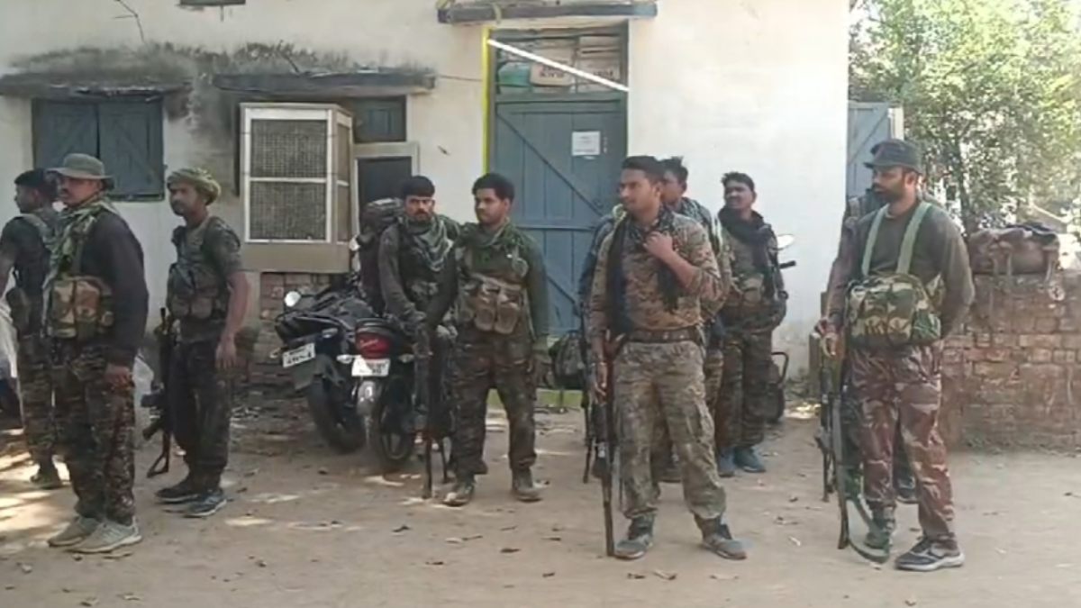 Mandla Naxal Encounter: पुलिस ने दो नक्सली समर्थकों को किया गिरफ्तार, मुठभेड़ में जवानों ने एक महिला नक्सली को किया था ढेर, सर्चिंग जारी  