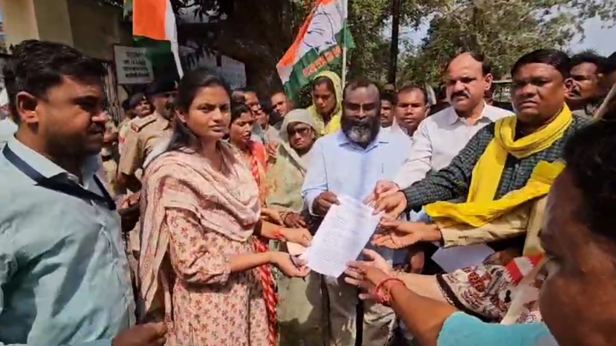 Mandla Encounter Case:  कथित एनकाउंटर के खिलाफ कांग्रेस का प्रदर्शन, राष्ट्रपति के नाम कलेक्टर को सौंपा ज्ञापन, दोषियों पर कार्रवाई की मांग    