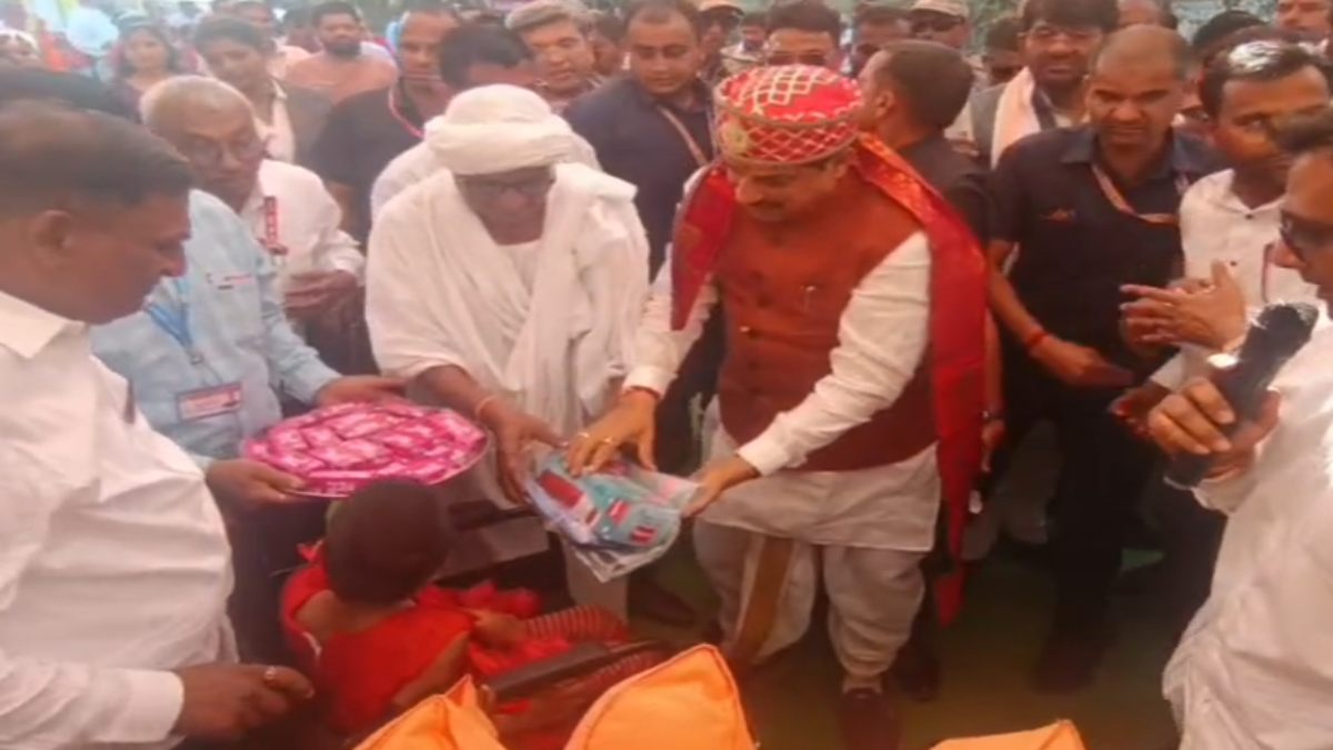 Ujjain News: CM डॉ मोहन ने सेवाधाम में केक काटकर मनाया बर्थडे, बच्चों को उपहार में दी कपड़े और मिठाई 