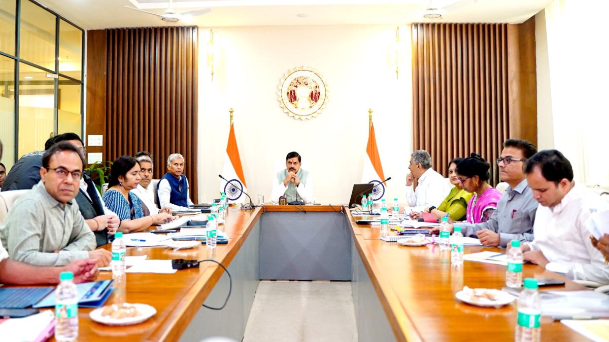 ‘पक्का आवास पाने से कोई न छूटे’, समीक्षा बैठक में CM डॉ. मोहन यादव ने जनजातीय परिवारों को दुधारू गाय उपलब्ध कराने के दिए निर्देश