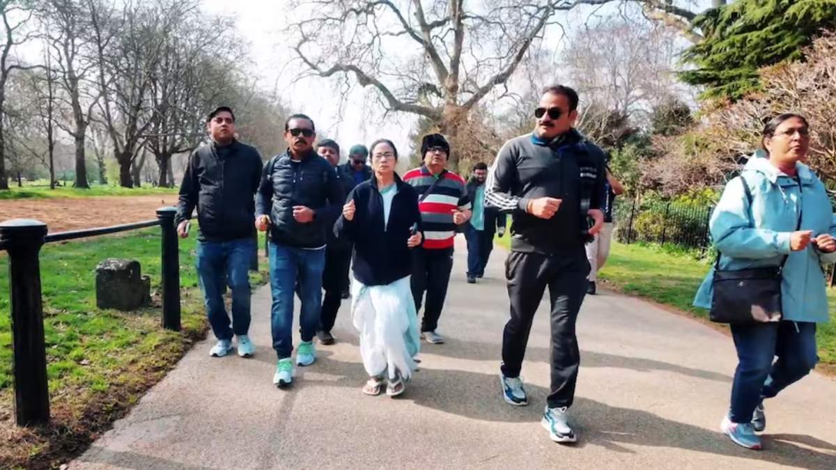 ममता बनर्जी ने लंदन में सूती साड़ी और चप्पल में की जॉगिंग, बोलीं- ‘देखना कोई पीछे न रह जाए…’, वीडियो सोशल मीडिया पर वायरल