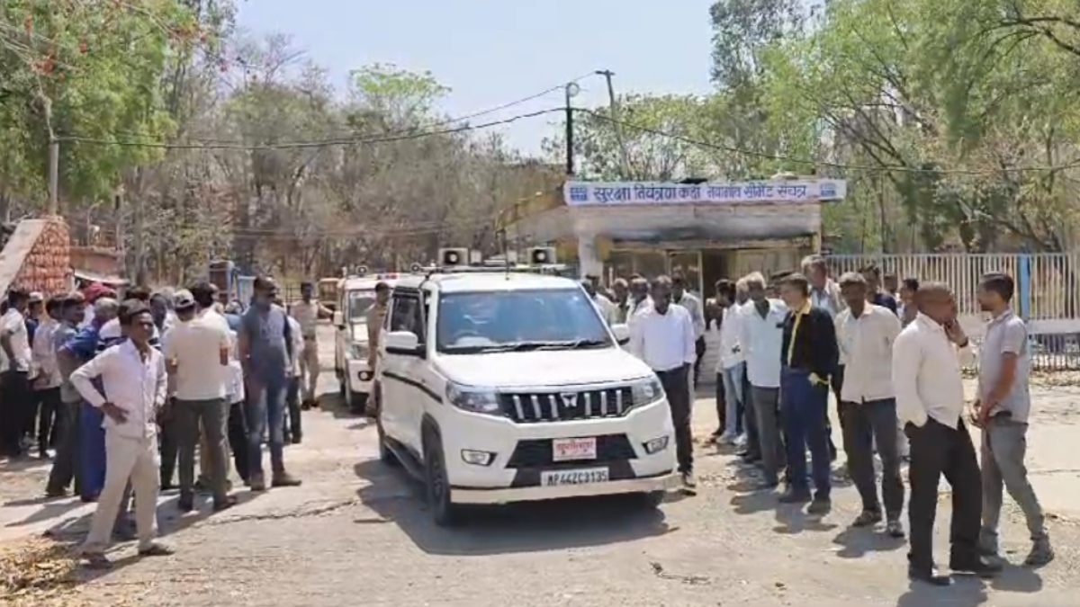 CCI सीमेंट प्लांट स्क्रेब की नीलामी प्रक्रिया पर रोक: कुर्की नोटिस लेकर पहुंची प्रशासन की टीम, प्रबंधन नदारद