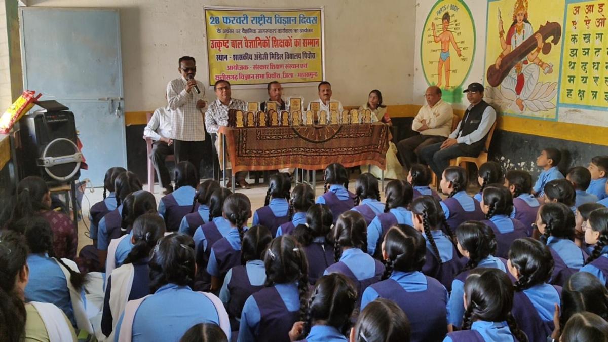 राष्ट्रीय विज्ञान दिवस पर वैज्ञानिक जागरूकता कार्यक्रम, स्कूली छात्राओं को विज्ञान का इस्तेमाल कर अंधविश्वास से बचने का दिया संदेश