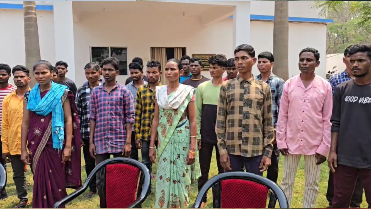 Naxalites Surrender : प्रधानमंत्री मोदी के दौरे से पहले 50 नक्सलियों ने किया आत्मसमर्पण, 13 के सिर पर था 68 लाख का इनाम