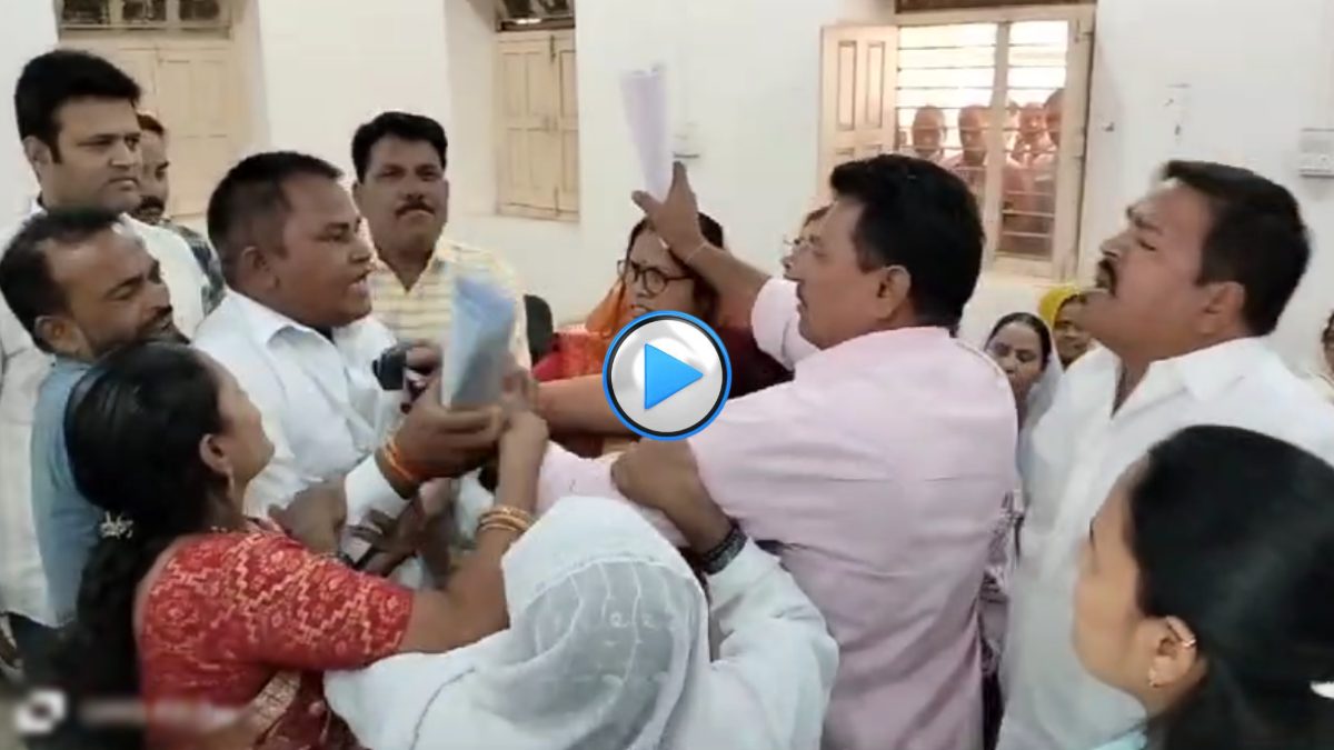 नीमच नगर पालिका में बवाल: बजट सत्र के दौरान आपस में ही उलझ गए कांग्रेस पार्षद, हाथापाई तक पहुंच गई बात…