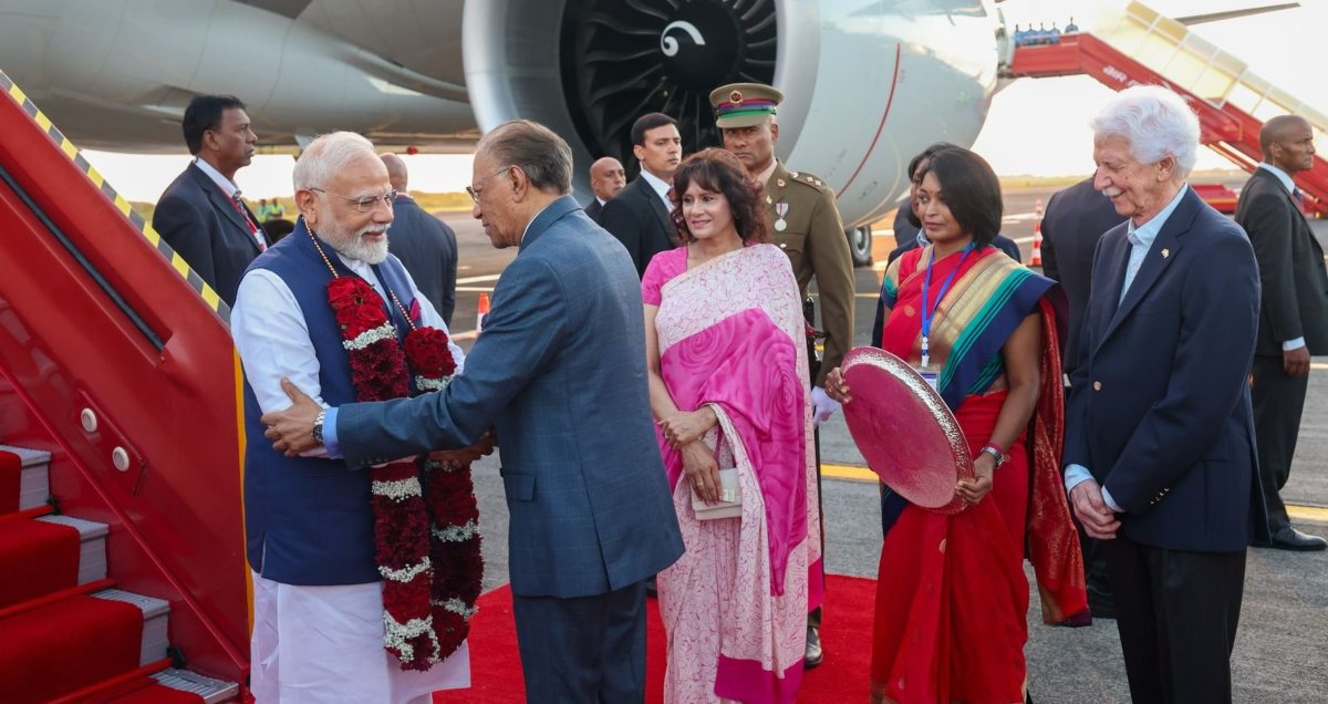 PM Modi Mauritius Visit: पीएम मोदी मॉरीशस पहुंचे, हुआ भव्य स्वागत, पीएम नवीन रामगुलाम के साथ विपक्षी नेता, जज और 200 VVIP एयरपोर्ट पर रिसीव करने पहुंचे