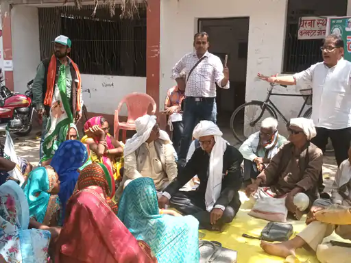 जौनपुर : किसानों का कलेक्ट्रेट परिसर में धरना-प्रदर्शन, कहा – पंजाब सरकार केंद्र के साथ मिलकर किसान आंदोलन का दमन कर रही