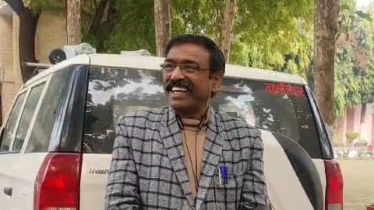 रेप का आरोपी तहसीलदार सस्पेंड: FIR दर्ज होने के बाद से है फरार, पुलिस ने रखा 10 हजार का इनाम