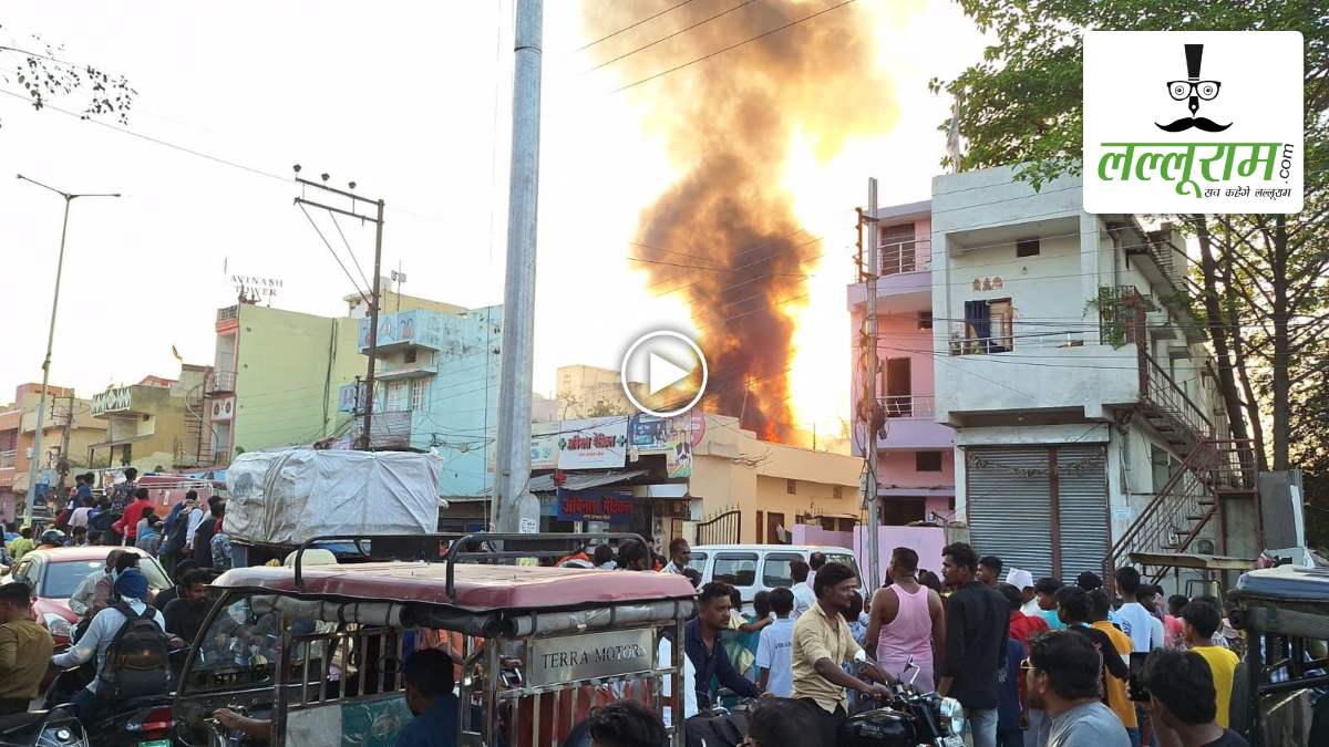 RAIPUR BREAKING: राजधानी के घनी आबादी वाले इलाके के बीच टेंट गोदाम में लगी भीषण आग, मचा हड़कंप, देखें VIDEO