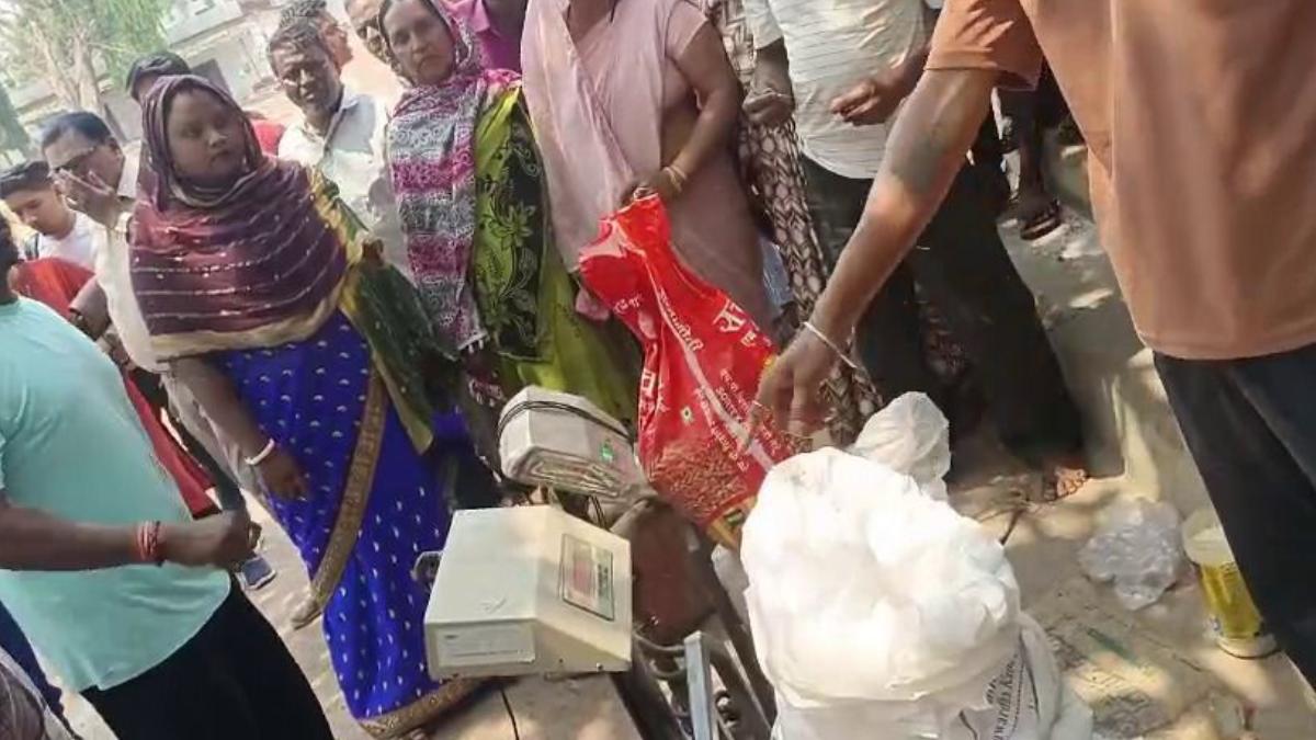 Raipur News : सरकारी राशन दुकान में चावल घोटाला, इलेक्ट्रिक तराजू में सेटिंग कर लंबे समय से चल रहा चोरी का खेल