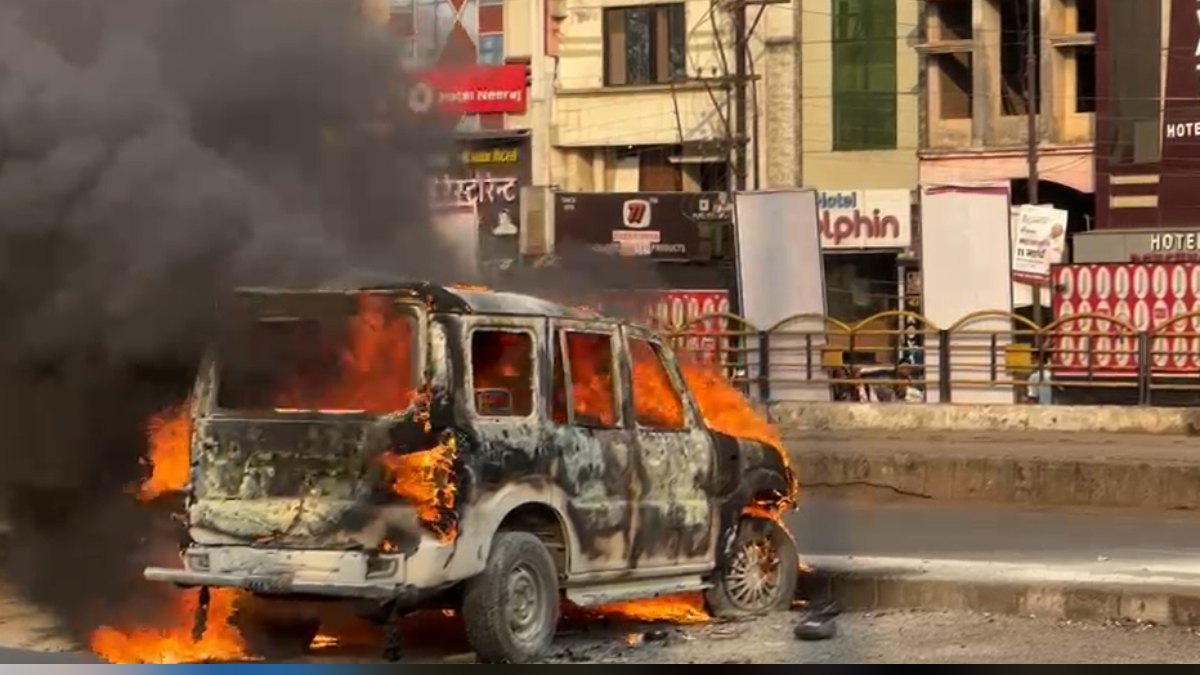 The Burning Car: रायपुर रेलवे स्टेशन के पार्किंग में धू-धू कर जली कार… देखें Video