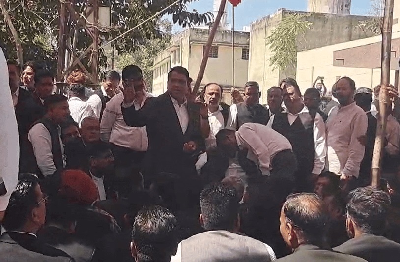 Rajasthan News: अजमेर में वकील की हत्या को लेकर भारी हंगामा, मॉल में जमकर हुई तोड़फोड़