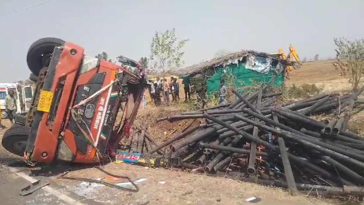 तेज रफ्तार आयशर वाहन पलटा: पाइप के नीचे दबने से दो की मौत, फरार चालक की तलाश में जुटी पुलिस