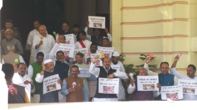 Bihar News: बिहार विधानसभा का बजट सत्र जारी, झुनझुना लेकर पहुंचे विपक्षी सदस्य
