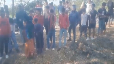 Bihar News: सड़क किनारे मिला अज्ञात महिला का शव, इलाज के बाद फेंकने की आशंका