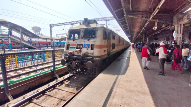 Bihar News: होली पर बिहार जाने वाले यात्रियों की मौज, रेलवे ने वंदे भारत समेत शुरु की ये स्पेशल ट्रेनें
