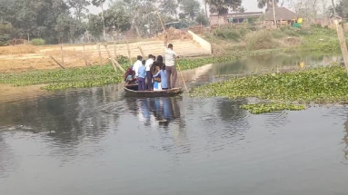 Bihar News: जान जोखिम में डालकर बच्चे जाते हैं स्कूल, सरकार से पूछ रहे हैं यह सवाल