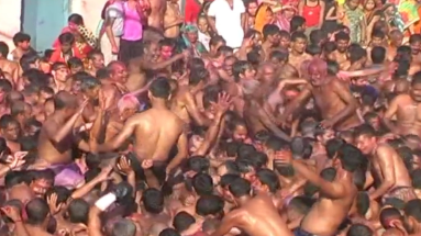 Bihar News: सहरसा के बनगांव में होली का दिखा अद्भुत नजारा, लोग एक दूसरे के कंधे पर सवार होकर खेल रहे होली 