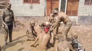 Bihar News: सहरसा-दरभंगा मुख्य मार्ग पर युवाओं ने अनोखे अंदाज में खेली होली 