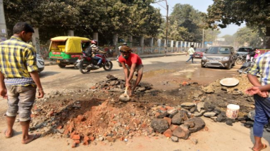 Bihar News: नमामि गंगा प्रोजेक्ट के गड्ढे में पलटा ई -रिक्शा, पटना नगर निगम ने 5 करोड़ 50 लाख का लगया जुर्माना