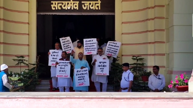 Bihar News: भाकपा माले के विधायक ने विधानसभा परिसर में किया प्रदर्शन, कहा- ‘झारखंड के तर्ज पर 200 यूनिट बिजली फ्री दिया जाना चाहिए’