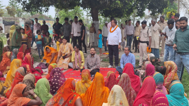 Bihar News: सहरसा डीएम का अनोखा अंदाज, जमीन पर बैठकर सुनी जनता की समस्याएं, विकास कार्यों का किया निरीक्षण