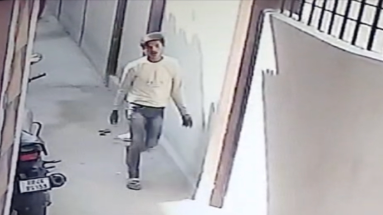 Bihar News: चोर ने दिनदहाड़े घर से उड़ाई साइकिल, घटना CCTV में कैद