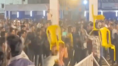 Bihar News: जयमंगलागढ़ महोत्सव के दौरान हुई जमकर मारपीट, दर्शक दीर्घा में बैठने को लेकर एक दूसरे के ऊपर फेंकी गई कुर्सियां