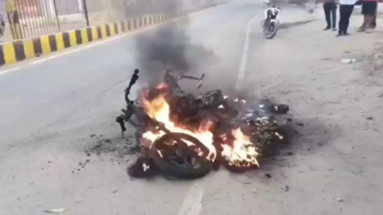 Bihar News: सड़क पर चलती नई बाइक में लगी आग, युवक ने कूदकर बचाई जान