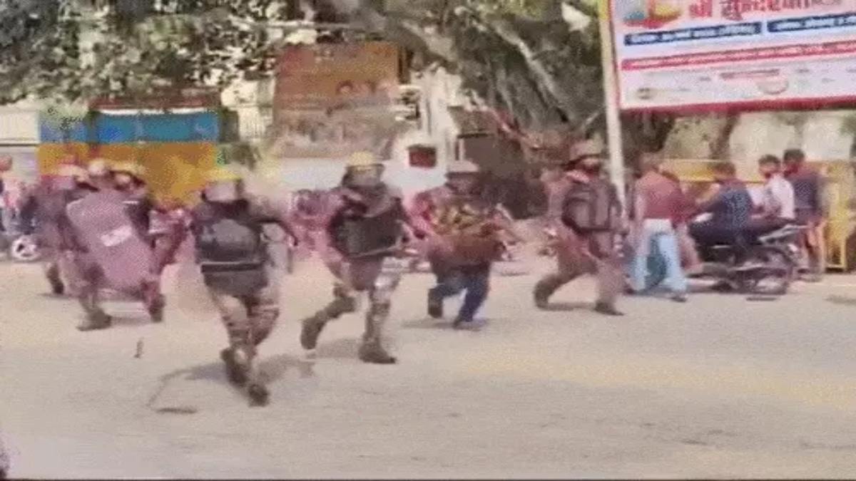 शाहजहांपुर में होली जुलूस में उपद्रव: युवकों ने फेंके पत्थर, पुलिस ने किया लाठीचार्ज